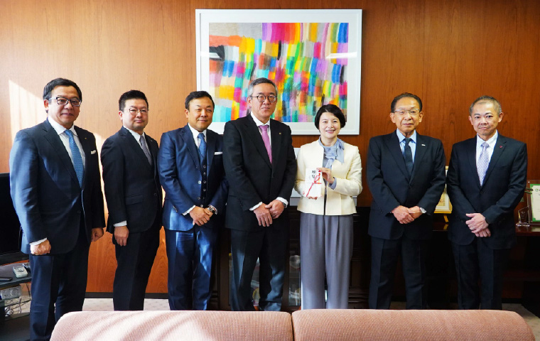 2024年度のお米寄贈（共同で寄贈した5社とともに、品川区長 森澤氏に目録を手渡し）